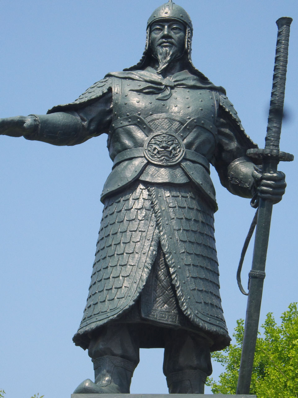 유달산 충무공 이순신 장군 동상은 큰 칼을 빼려는 자세로 일본을 바라보며 조금 기울어져 있다. 이는 죽어서도 나라를 지키고 일본의 기운을 누르려는 뜻이 숨어 있다고 한다. 