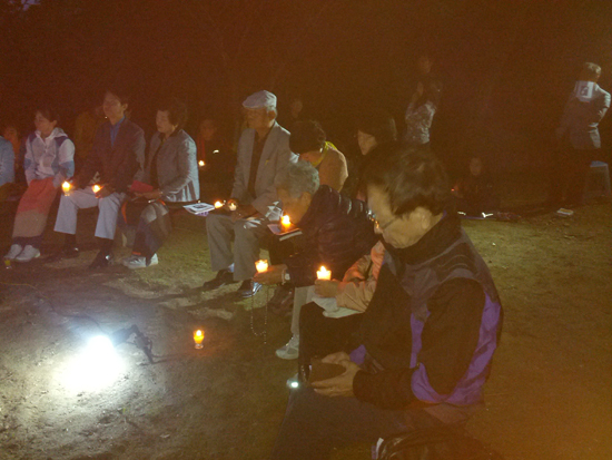 깊은 산속 성거산성지에서 거행된 '성모의 밤' 행사에 참석하고 있는 신자들