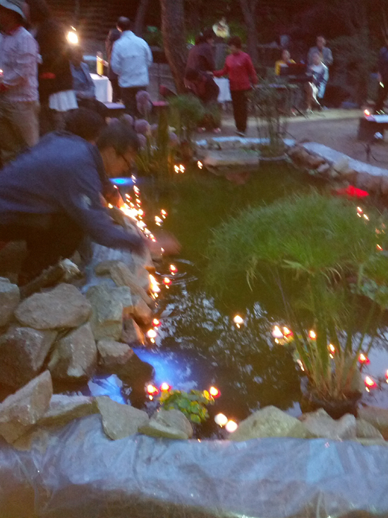 성거산성지 '성모의 밤' 행사에 참례한 신자들이 작은 연못 위에 촛불을 띄우며 기원을 되새겼다. 
