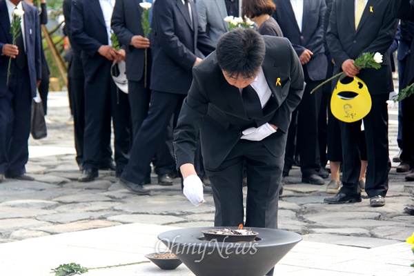 23일 오후 경남 김해 봉하마을에서 열린 고 노무현 전 대통령 서거 6주기 추도식에서 고 노 전 대통령의 아들 노건호씨가 분향하고 있다.