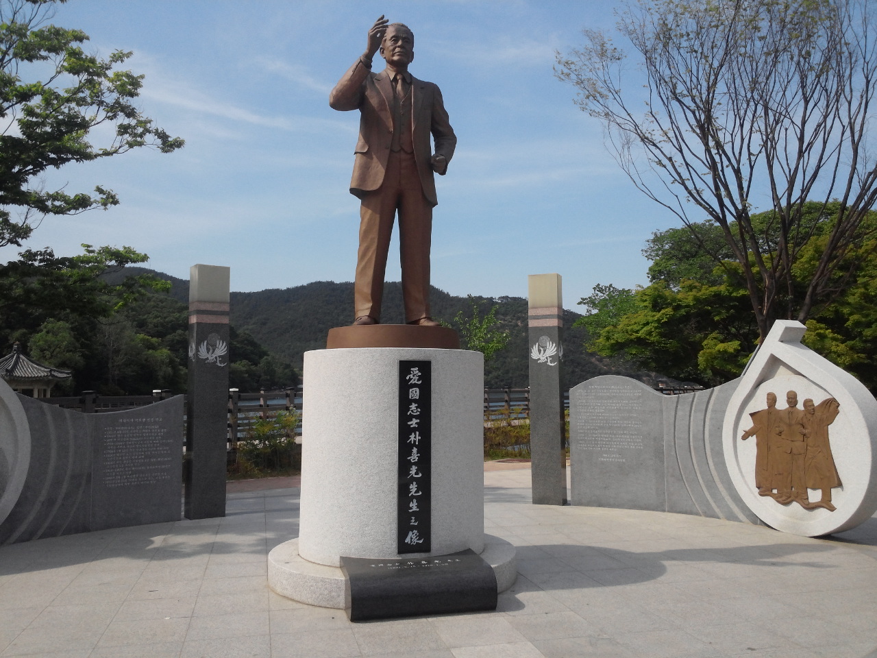 금오산 올레길 입구에는 독립운동가 '박희광' 선생의 동상이 있다.