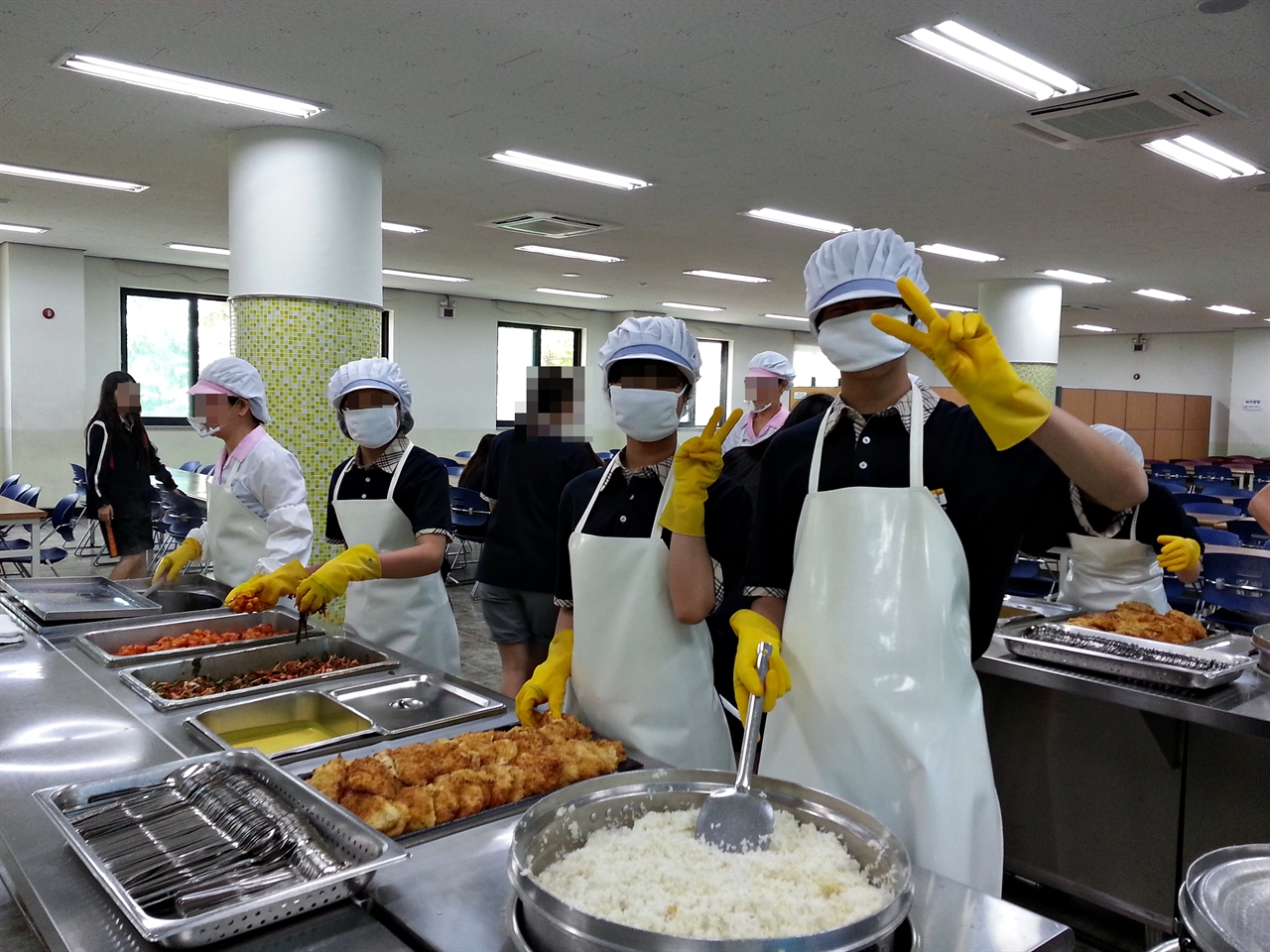 점심시간 급식 봉사활동을 하려고 학생들이 준비하고 있는 모습