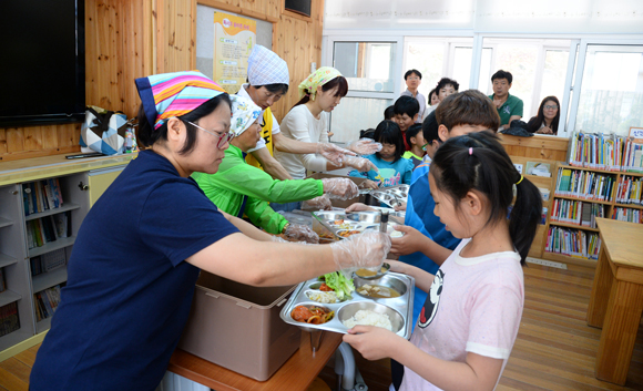오부초 학부모들이 마련한 음식으로 배식하고 있다.