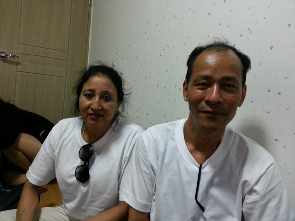 부처님 오신날 여수 석천사를 찾아온 네팔 출신 머니 부부가 인터뷰에 응한 후 포즈를 취했다. 카트만두에 있는 집이 부서졌지만 인명피해는 없었다고 한다 