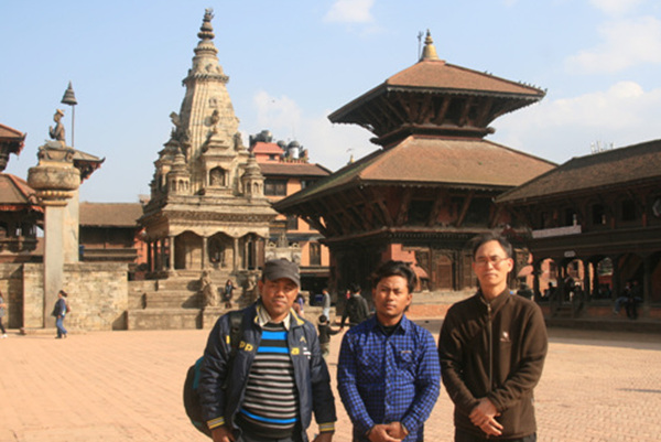 네팔 최고의 궁전인 박타푸르 궁전 앞에 선 알킬과 작은아버지(왼쪽), 전임여수이주민센터 박용환 소장. 3년전 네팔을 여행할 때 휴가차 네팔에 온 알킬이 편의를 제공하고 오토바이를 태워 명승지를 구경시켜 줬다. 유네스코 세계문화유산에 등재된 궁전으로 지진 피해를 입었다