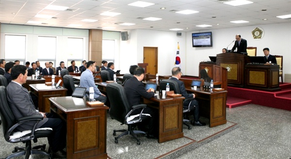 경남 산청군의회 회의 장면.