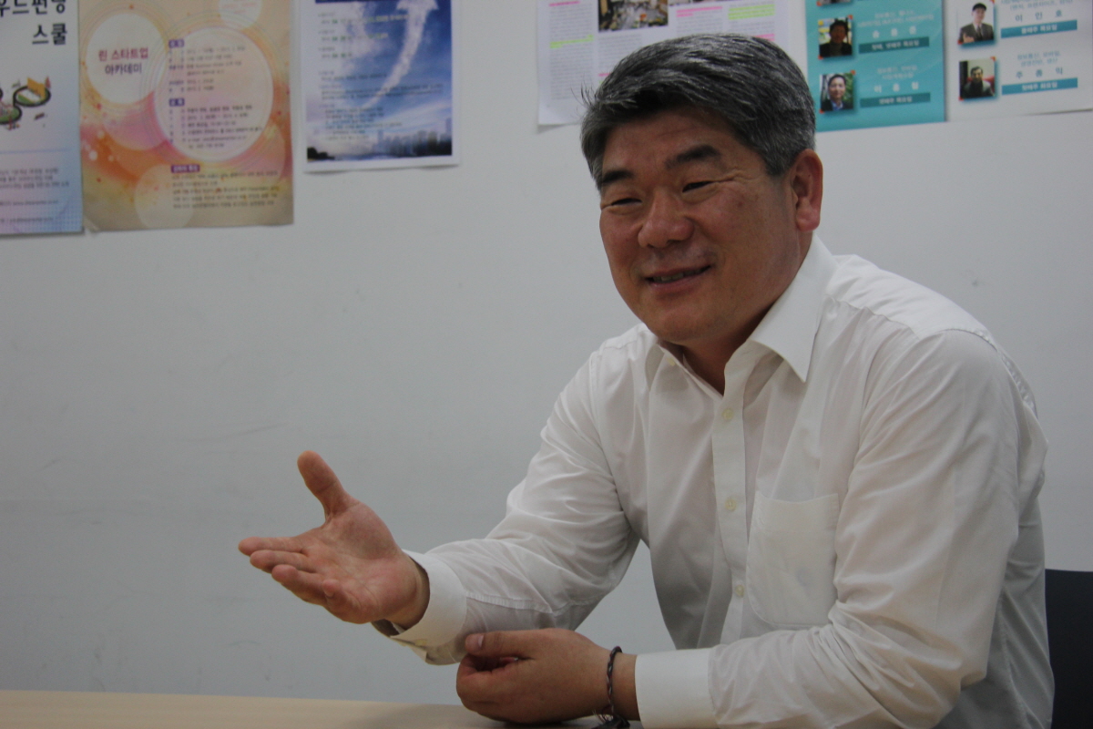 김진향 카이스트 미래전략대학원 연구교수는 MB정부 시절인, 2008년부터 2011년까지 4년 간 개성공단 관리위원회에서 기업지원부장을 역임했다.