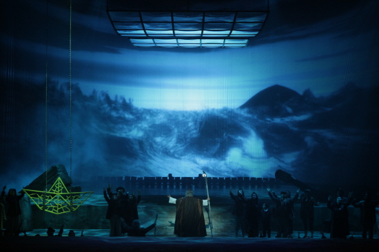 서울오페라앙상블 오페라 '모세' 4막에서 그래픽 영상의 홍해장면이 인상적이다. 