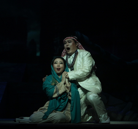 24일 공연 오페라 '모세'에서 사랑의 커플역에 열연한 소프라노 김주연(왼쪽, 아나이데 역)과 테너 석승권(아메노피 역).