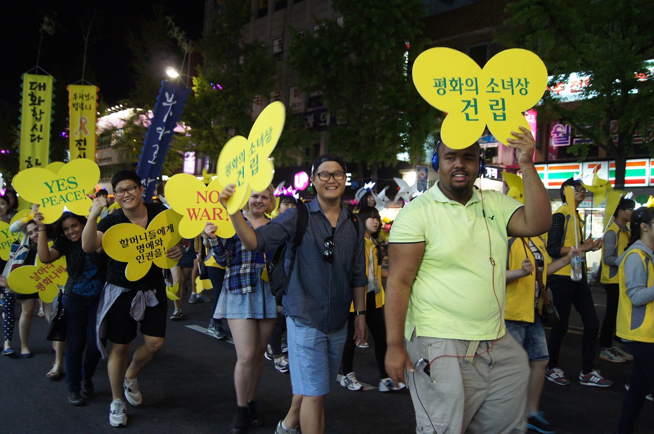 청소년생명평화실천단의 행렬에 행사를 지켜보던 외국인들도 즉석에서 참가해 평화의 나비를 펼쳐들고 전쟁반대와 평화를 외쳤다.