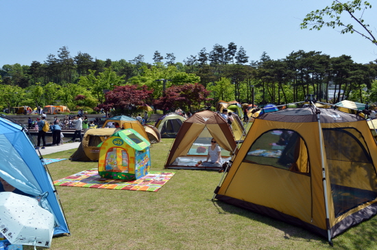 휴일이면 많은 시민들이 텐트를 들고나와 성남시청사에서 휴식을 취한다. 