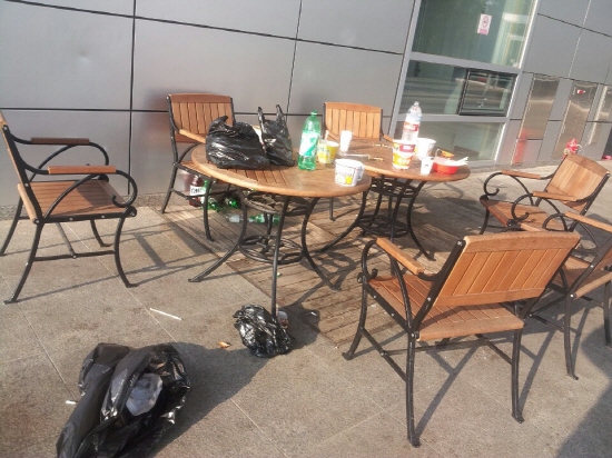 일부 몰지각한 시민들이 방치하고 간 쓰레기로 성남시청은 몸살을 앓았다. 