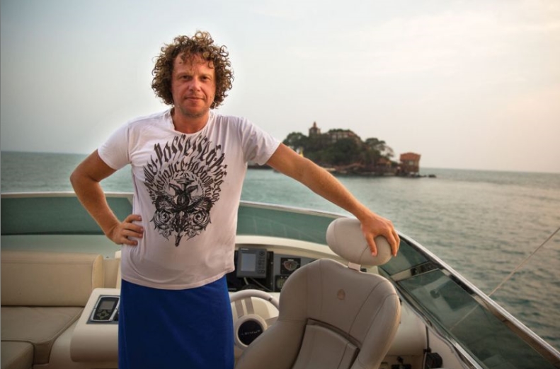 캄보디아 남부 휴양도시 시하누크빌 해안에서 자신의 호화유트를 타고 망중한을 즐기고 있는 러시아 재벌 세르게이 폴론스키(42)