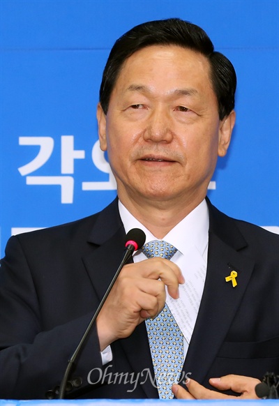 김상곤 "당내 계파 모임부터 중지하라" 새정치민주연합 김상곤 혁신위원장이 27일 국회에서 기자회견을 갖고 "사약을 앞에 두고 상소문을 쓰는 심정"이라며 "당내 계파 척결에 나서겠다"고 밝혔다. 김 위원장은 "지금부터 혁신위원회의 활동 기간에 패권과 계파는 존재하지 않는다"며 "계파의 모임 조차 중지하기를 요구한다"고 말했다. 