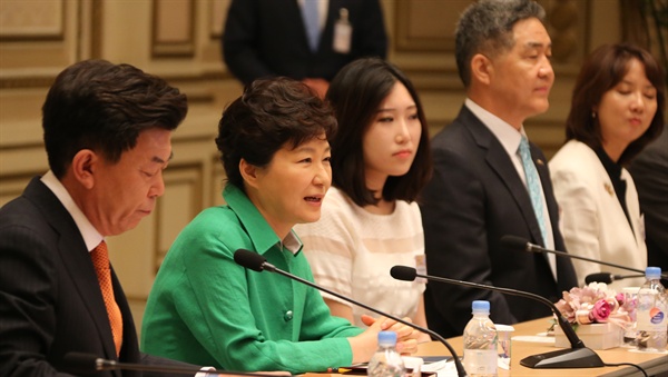 박근혜 대통령이 27일 청와대에서 열린 일자리 창출을 위한 중소기업인과의 대화에서 모두발언하고 있다.