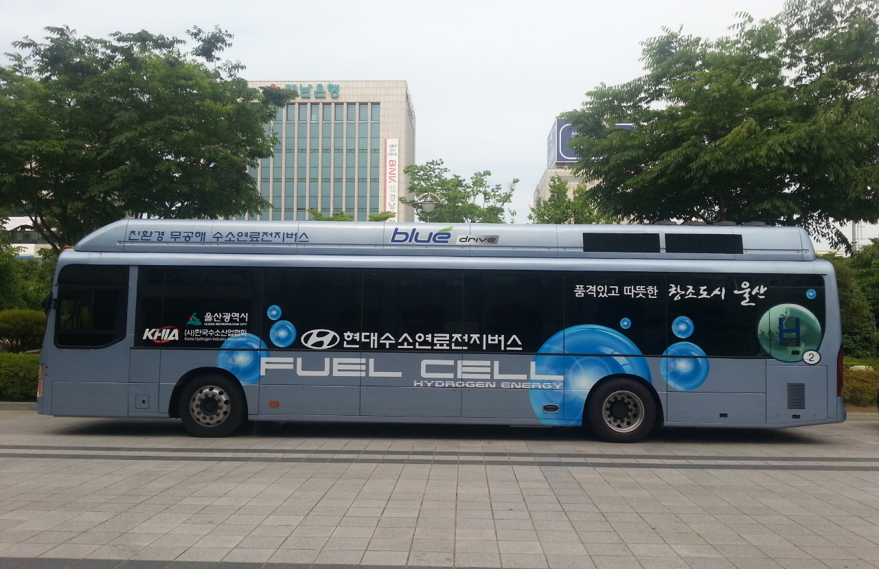 27일 울산시청 괒앙에 전시되어 있는 수소연료전지버스. 울산시가 6월 4일부터 시범 운행 들어간다