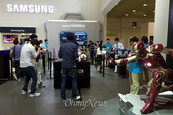 삼성전자는 27일 서울 삼성동 코엑스에서 열린 월드IT쇼 전시장에 '갤럭시S6 엣지 아이언맨 에디션'을 처음 공개했다.