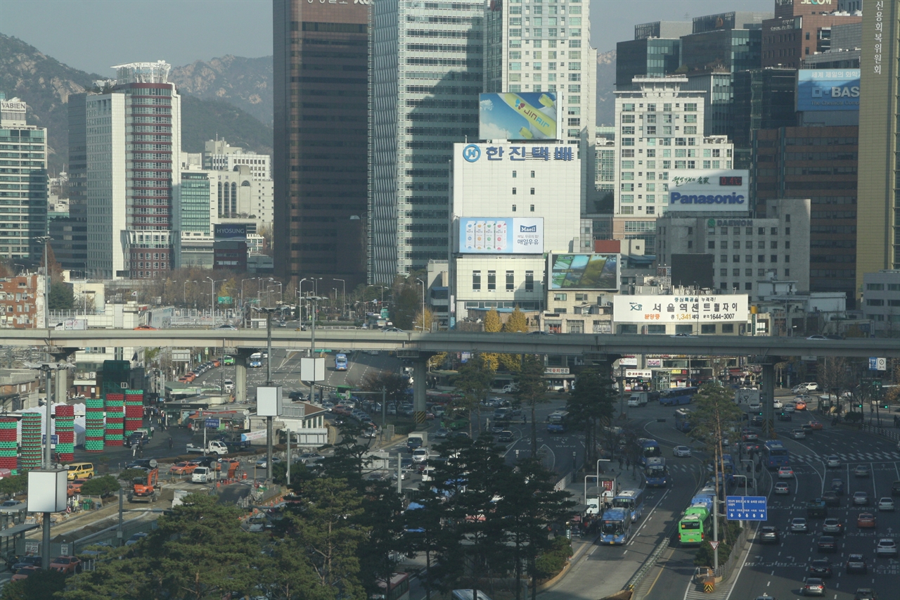 서울역 광장에서 숭례문 쪽을 바라 볼 때, 서울역고가는 주변 경관을 가로막는 장애물이다.