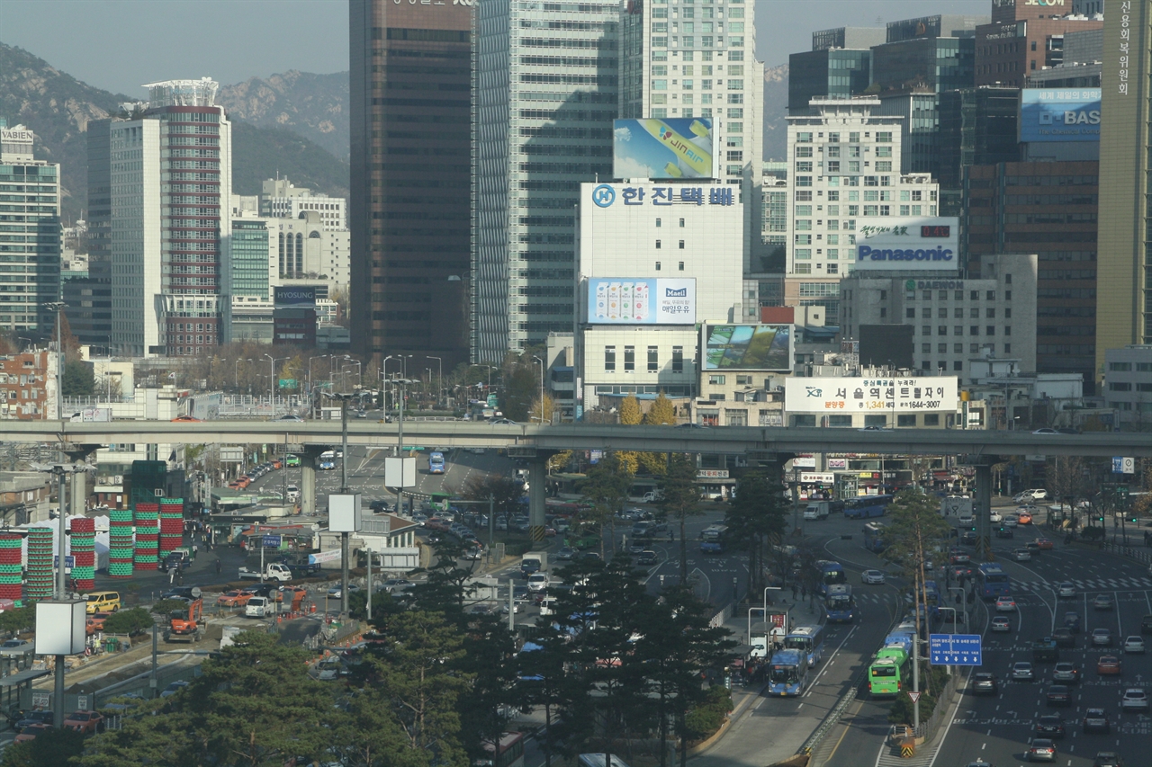 숭례문 방향의 경관을 가로막고 있는 서울역고가. 서울역 광장에서 숭례문 쪽을 바라 볼 때, 서울역고가는 주변 경관을 가로막는 장애물이다.