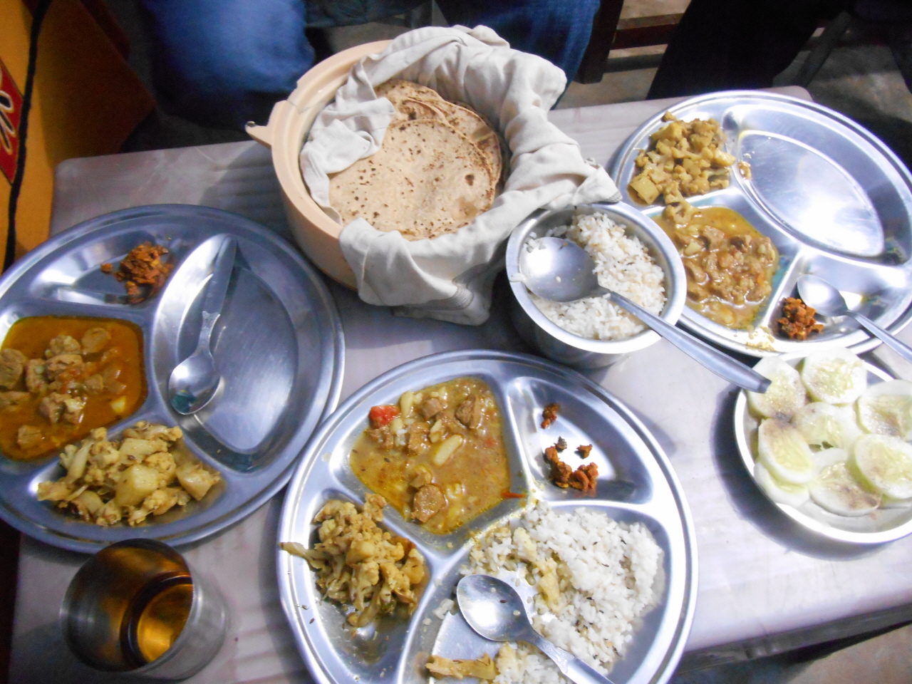 부럼씨의 아내인 래카 라인씨가 준비한 인도 전통 음식. 인도에서 먹어본 음식 중에 가장 맛이 있었다.