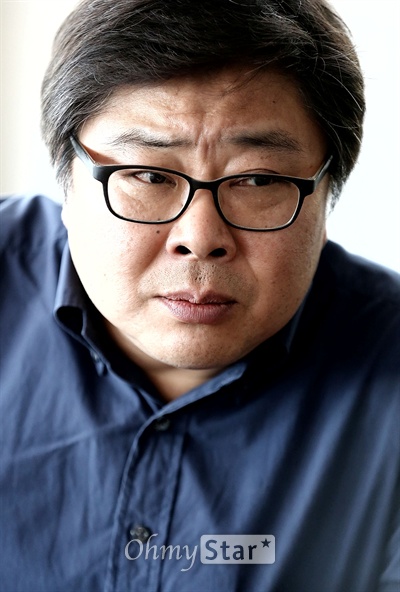  영화<무뢰한>의 오승욱 감독이 22일 오후 서울 삼청동의 한 카페에서 작품에 대한 뒷이야기를 전해주고 있다.