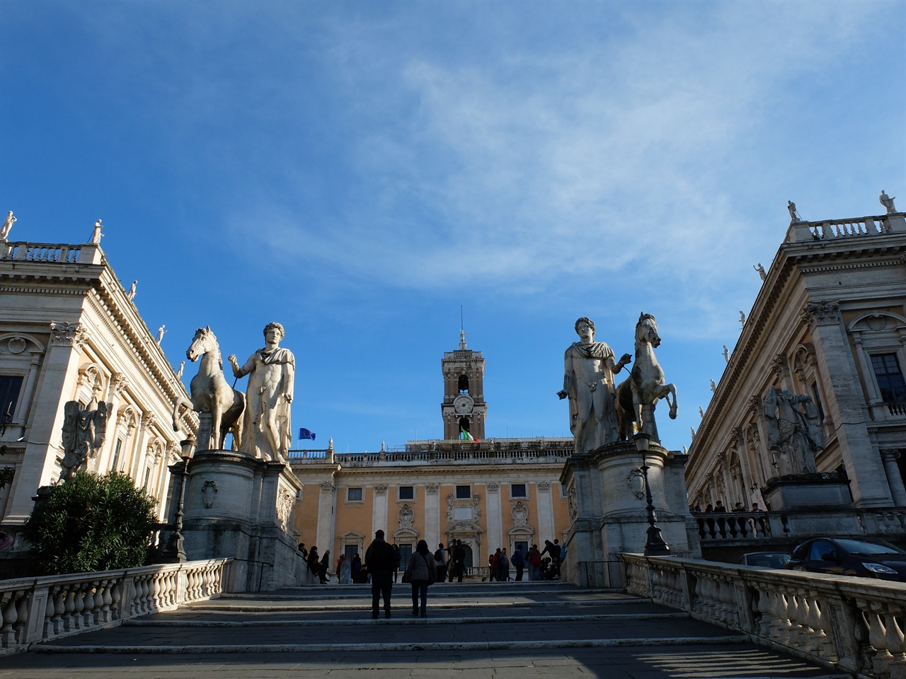 미켈란젤로가 설계한 캄피돌리오 광장입니다. 계단 위 '카스토르와 폴룩스'의 석상. 정면 건물이 구 시청사, 왼쪽이 '누오보 궁전', 오른쪽이 '콘세르바토리 궁전'입니다.