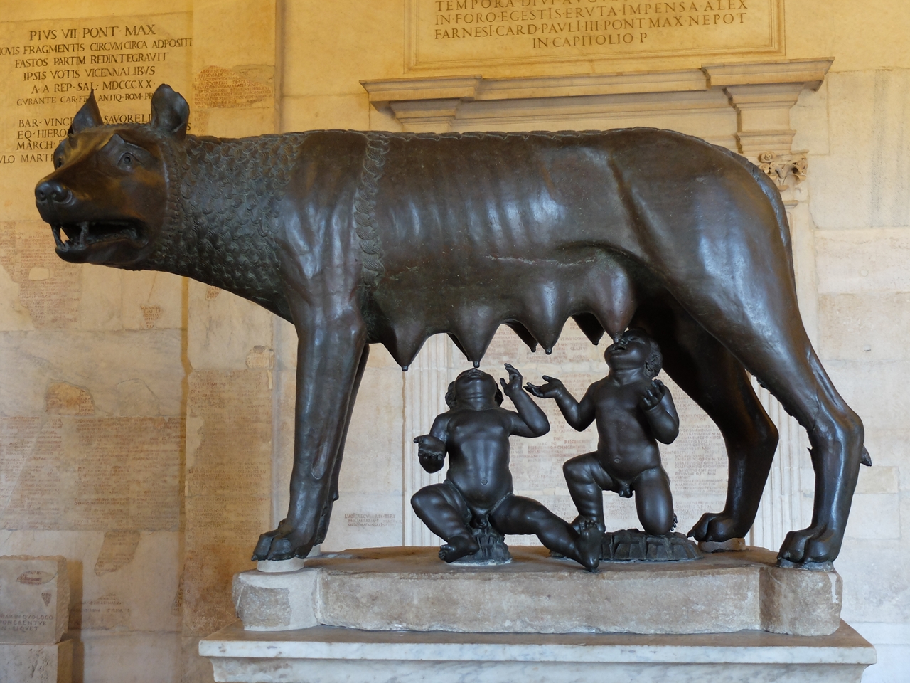 ‘카피톨리노의 암늑대(Lupa Capitolina)’ 로마, 카피톨리니 박물관. 기원전 5세기경 작품으로 알려졌으나, 몇년전 탄소 연대 측정 결과 13세기 작품으로 밝혀져 신비로움이 퇴색된 로마의 상징입니다.