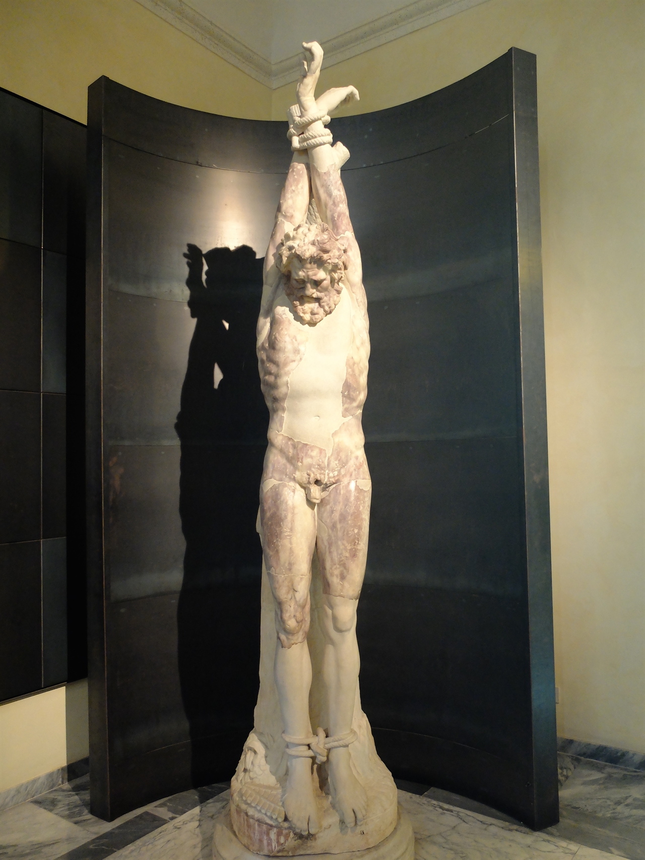 ‘마르시아스(Marsyas)상' 로마, 카피톨리니 박물관. 피리 연주 시합에 져서 아폴론으로부터 살가죽이 벗겨진 채 비참한 죽음을 맞이한 마르시아스의 모습니다. 