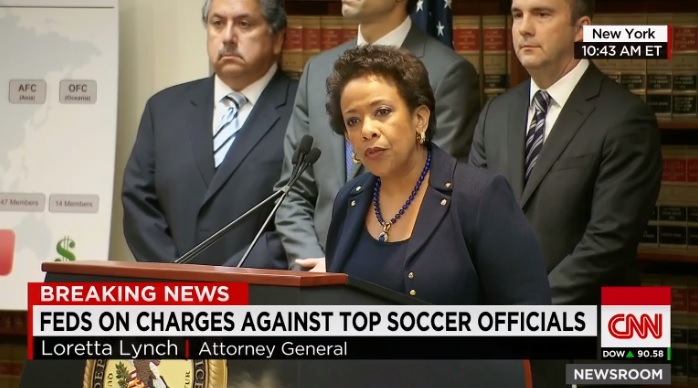 로레타 린치 미국 법무장관의 국제축구연맹(FIFA) 고위 임원진 기소 기자회견을 보도하는 CNN 뉴스 갈무리.