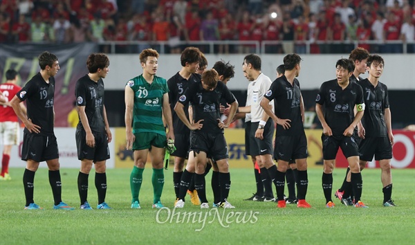 8강 진출 무산에 아쉬워하는 성남FC 프로축구 성남 FC 선수들이 27일 오후 중국 광저우 톈허스타디움에서 열린 2015 AFC 챔피언스리그 16강 2차전 광저우 헝다(중국)와의 원정경기에서 0대 2 패배로 8강 진출이 무산되자 아쉬워하고 있다.