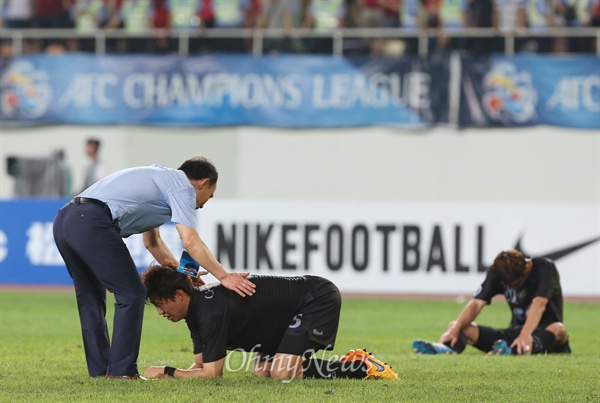 선수들 위로하는 김학범 감독 김학범 성남 FC 감독이 27일 오후 중국 광저우 톈허스타디움에서 열린 2015 AFC 챔피언스리그 16강 2차전 광저우 헝다(중국)와의 원정경기에서 0대 2로 8강 진출이 무산되자 선수들을 격려하고 있다.