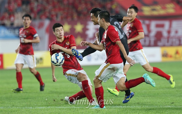 슛 시도하는 남준재 프로축구 성남 FC 남준재가 27일 오후 중국 광저우 톈허스타디움에서 열린 2015 AFC 챔피언스리그 16강 2차전 광저우 헝다(중국)와의 원정경기에서 메이팡의 수비를 피해 슛을 시도하고 있다.