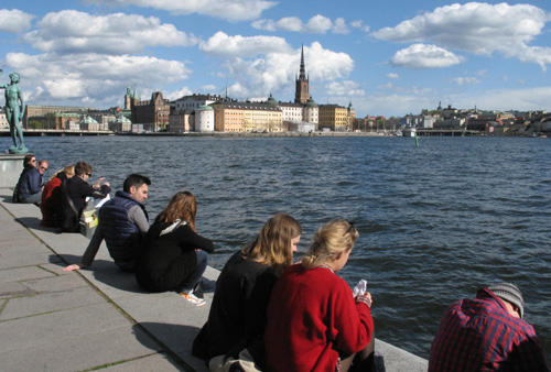스톡홀름 시청사 앞 해변에 앉아 담소를 나누고 있는 사람들. 그 모습이 한가롭게 보인다.