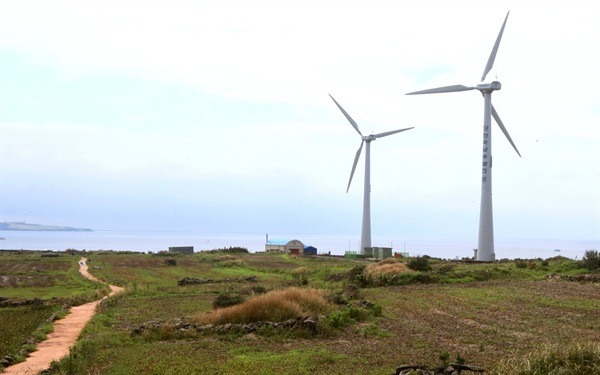 제주 서귀포시 가파도의 전력수요가 화력발전에서 신재생에너지로 대체, 가파도가 사실상 세계 최초의 '탄소 없는 섬'으로 재탄생한 가운데 풍력발전기가 돌아가고 있다. 사진은 2012년 9월 10일 모습. 
