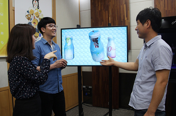 영남이공대 창업보육센터에서 열리고 있는 대구 스마트콘텐츠 체험솔루션 전시회에서  관람객들이 3D 입체영상과 증강현실 기술에 대해 행사관계자들에게 설명을 듣고 있다.