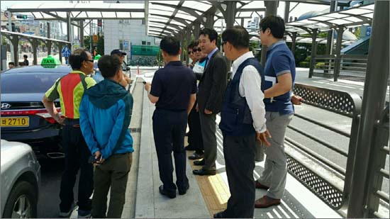 대전 대덕구 신탄진역 환승동 개선사업 현장을 점검하고 있는 박병철 대전시의원(오른쪽에서 세번째).