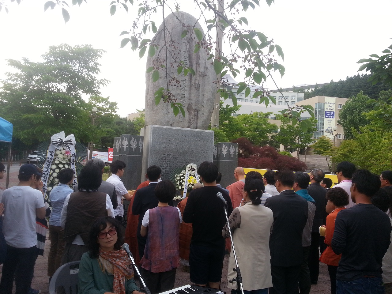 김동수 열사를 기리며 참석자들은 헌화와 분향후에 생명평화걷기명상을 하고 추모비 앞에서 추모노래를 부르며 법회를 마무리 했다.