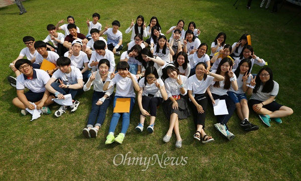 밝은 얼굴의 오디세이학교 학생들 국내 최초의 고교 자유 학년제 학교인 오디세이학교 1기 학생들이 28일 오후 서울 종로구 정독 도서관 잔디밭에서 함께 모여 있다. 