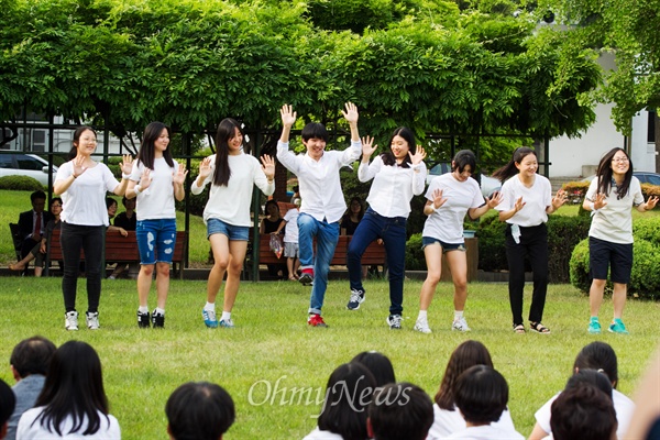 국내 최초의 고교 자유 학년제 학교인 오디세이학교 1기 학생들이 28일 오후 서울 종로구 정독 도서관 잔디밭에서 열린 입학식에서 '몸짓으로 표현하는 오디세이' 공연을 펼치고 있다. 