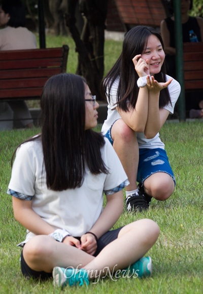 국내 최초의 고교 자유 학년제 학교인 오디세이학교 1기 학생들이 28일 오후 서울 종로구 정독 도서관 잔디밭에서 열린 입학식에서 '몸짓으로 표현하는 오디세이' 공연을 펼치고 있다. 