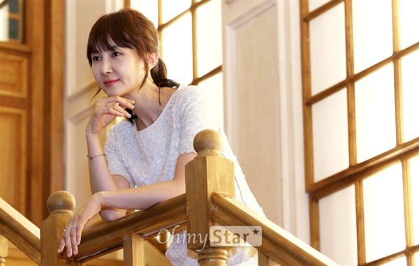  KBS 2TV 수목드라마 <착하지 않은 여자들>에서 김현숙 역의 배우 채시라가 19일 오후 서울 강남구 신사동의 한 스튜디오에서 인터뷰에 앞서 포즈를 취하고 있다.
