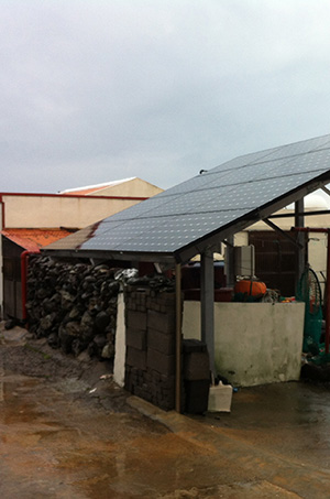 가파도의 한 주택에 설치된 태양광발전 장치.