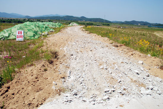 국토부는 경사도를 줄이는 공사를 위해 콘크리트 도로를 100m가량 헐어냈다. 