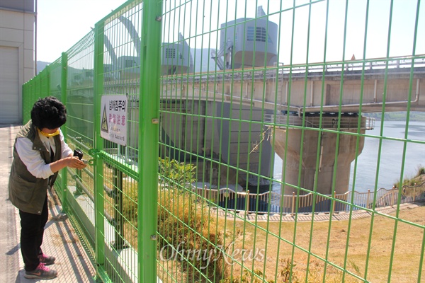한국수자원공사는 최근 낙동강 합천창녕보 우안 수력발전소 아래 벽면을 가로막는 철재 울타리(펜스)를 설치했다.