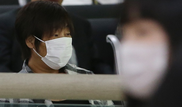 중동호흡기증후군(메르스) 환자가 2명 추가로 발생해 국내 메르스 감염 환자는 첫 환자 발생 이후 8일만에 7명으로 늘었다. 28일 서울 강서구 김포국제공항에서 관광객이 마스크를 쓰고 있다. 