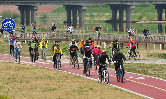 갑천에서 자전거를 타고 있는 시민들(자료사진).