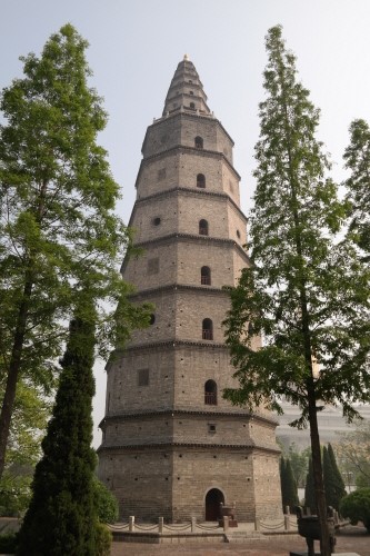 흥륭탑이 유명해진 것은 2008년 한 도굴단이 다량의 부처님의 진신사리와 치아를 해외로 밀반출하다가 적발되면서다.