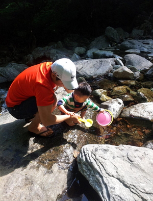 물고기를 잡으며 시간을 보내고있는 아빠와 아들