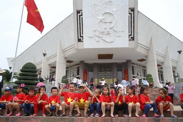 베트남전 종전 40주년을 맞이해 하노이의 호찌민박물관을 찾은 유치원생들이 해맑은 표정을 짓고 있다. 