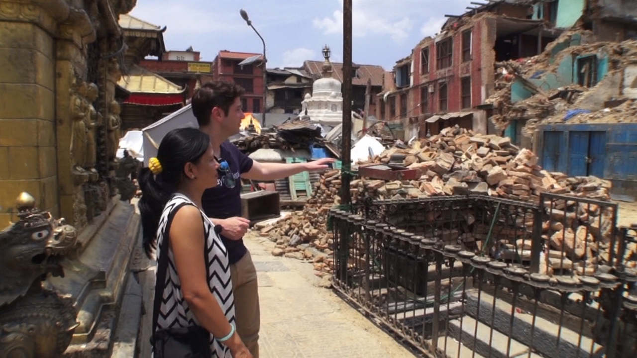  30일 방송되는 JTBC <내 친구의 집은 어디인가> 네팔 편 마지막 회의 한 장면. 지난 4월 25일 있었던 대지진 후, 수잔과 함께 그의 집 네팔을 다시 찾은 마크는 수잔의 어머니와 참사로 무너진 문화유산, 건물들을 둘러보며 안타까워 했다. 